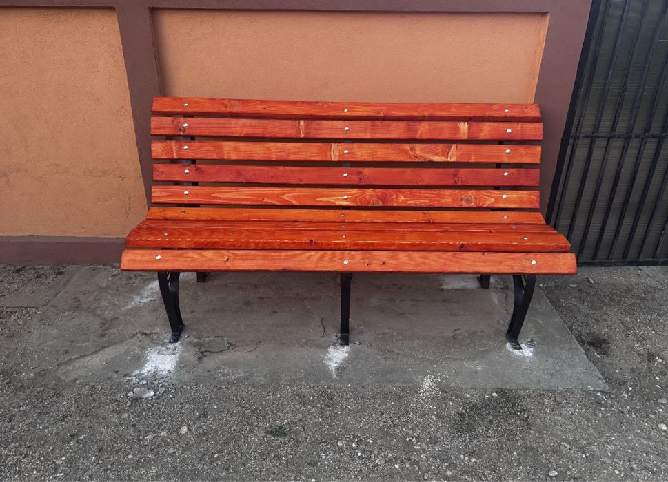 Vand bancute de parc si cosuri de gunoi