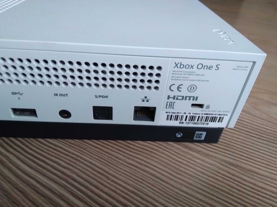 Xbox One S 500 GB + игри