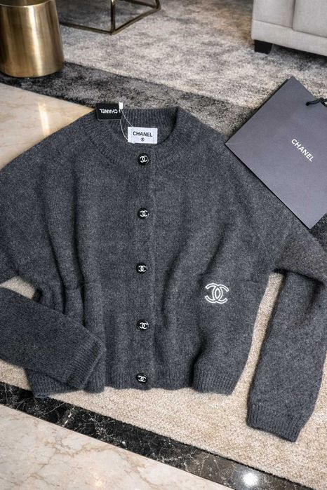 сива жилетка плетена шанел chanel блуза зимна есенна горница копчета