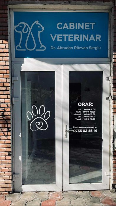 Cabinet medical veterinar cu toate aprobarile si utilitatile, situat in Cluj Napoca. Toata aparatura este noua, renovare facuta recent.
