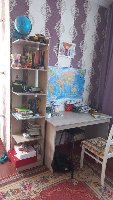 Стол школьника и полка, кровать