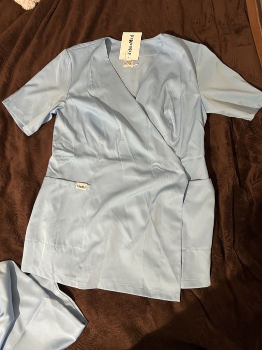 Продам медицинский костюм новый