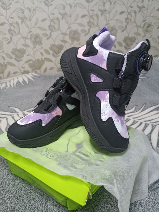 Продам новые детские кроссовки