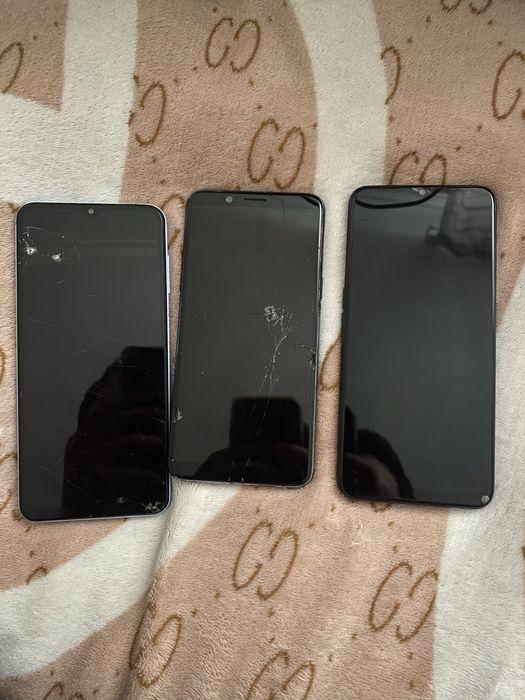 Продам телефоны.