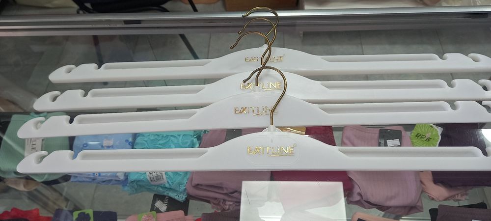 Вешалки для одежды.