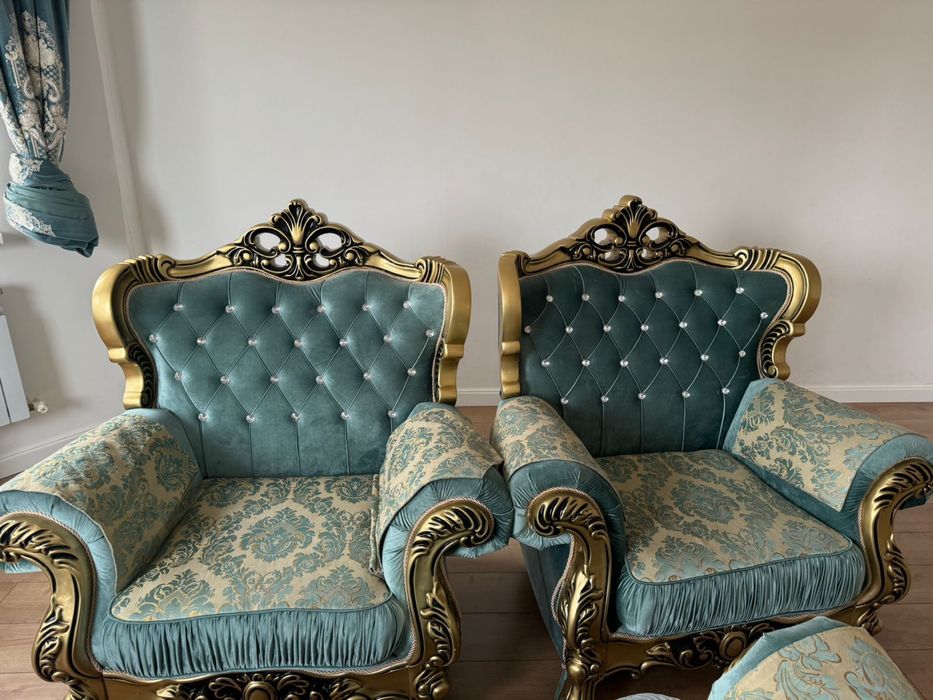 Диван с двумя креслами