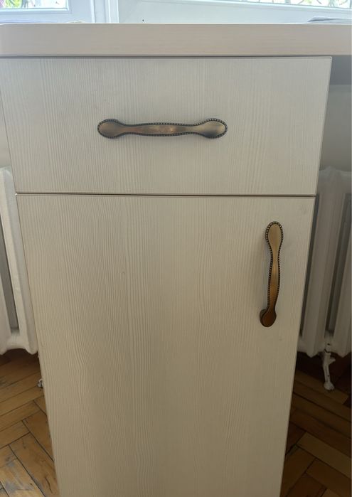 Встроенный стол для дома или офиса