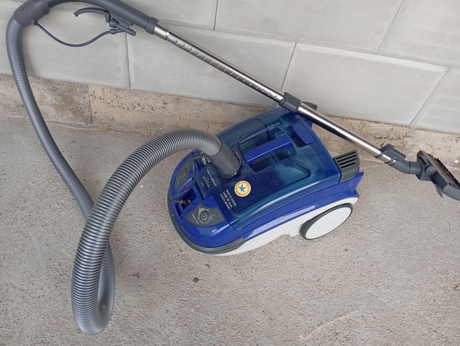 Продам два пылесоса на запчасти.