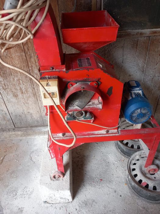 Vand animale si o moară de porumb