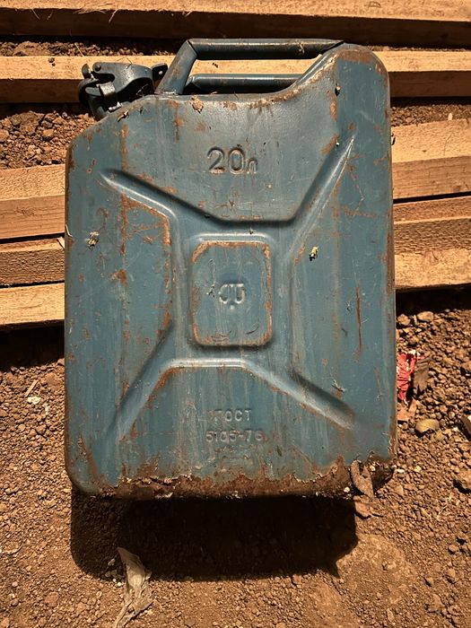 Продам канистру емкостью 20 литров.