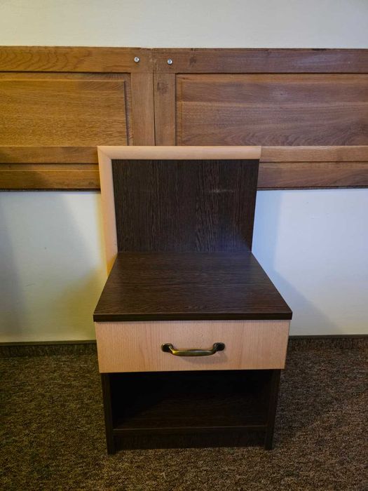 Vand noptiere , stare excelenta, culoare wenghe/bagheta fag