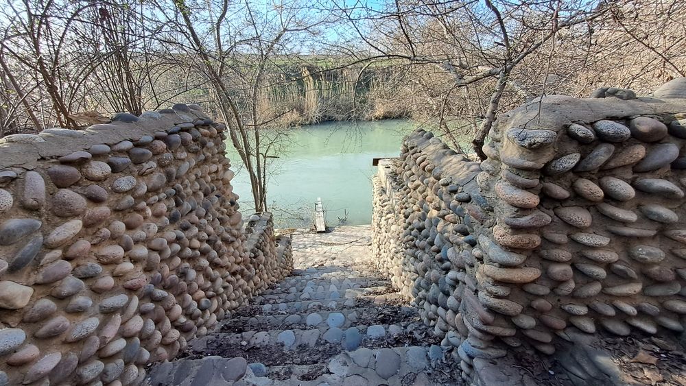 Салар! Про-ся возле речки 23-соток дом 12-комнат