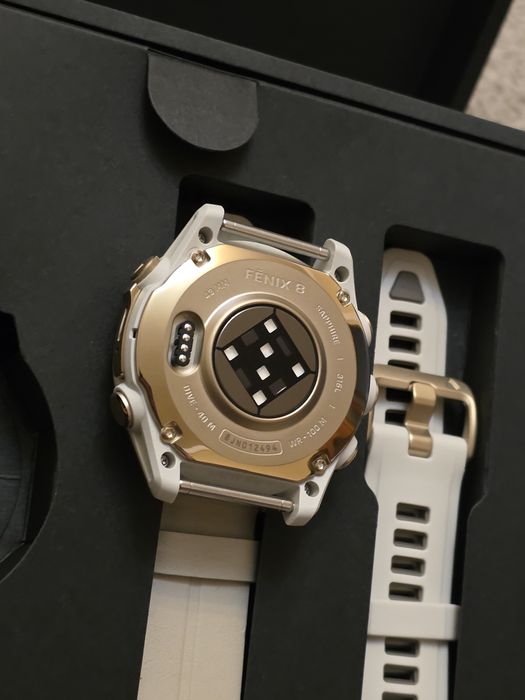 Ceas GARMIN FENIX 8 Amoled Sapphire 43MM Soft Gold / Pachet Cadou