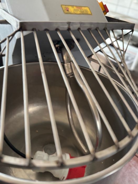 Mixer profesional pentru aluat – de vânzare