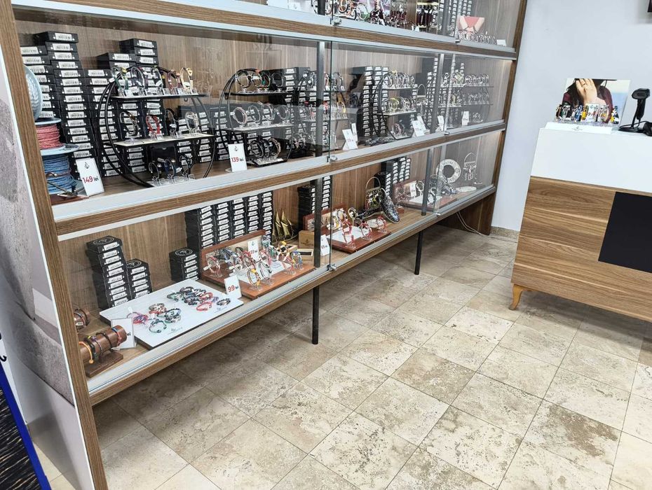 Mobilier comercial / rafturi magazin / receptie – Vitrine expunere premium cu geamuri glisante si sticla securizata, sertare si usi