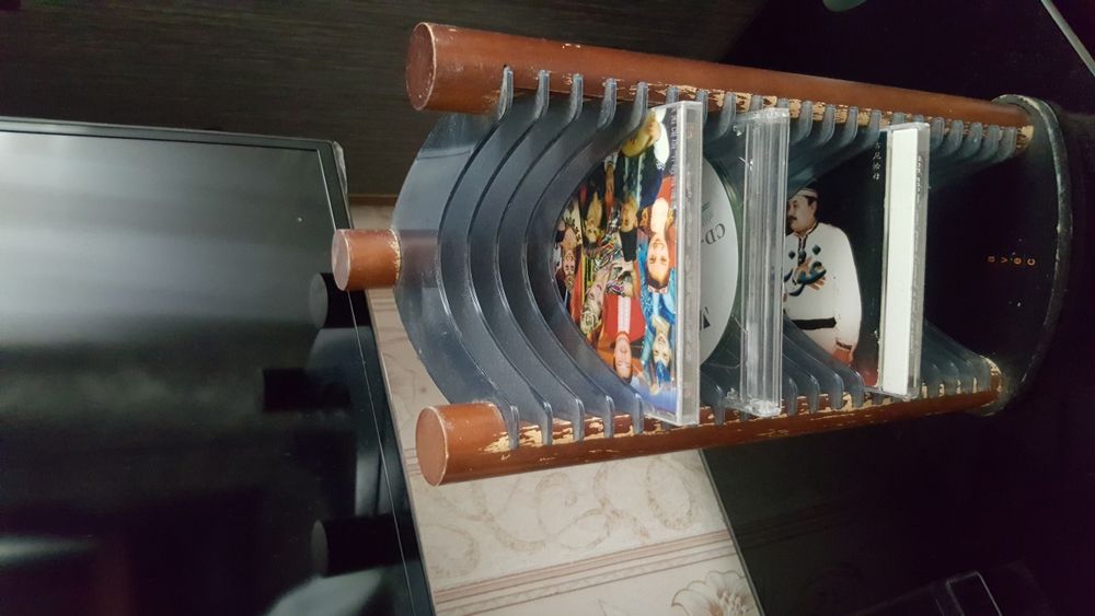 Подставка для дисков компактная. материал дерево, можно для декора