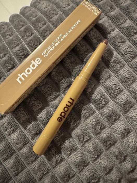 Rhode peptide lip shape