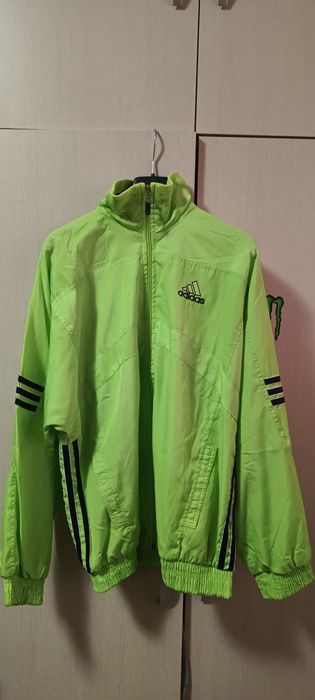 Продавам стари дрехи които не нося