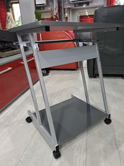 Компютърно бюро/маса/ с колела и изтеглящ се плот