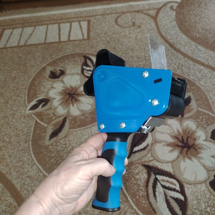 Деспенсер для клеещих лент