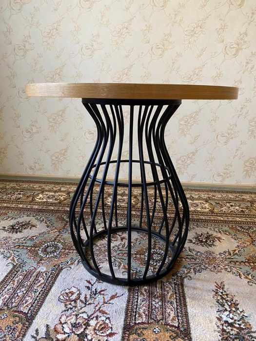 Круглый деревянный стол