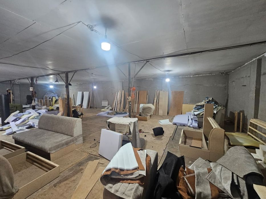 Дом с мебельным цехом