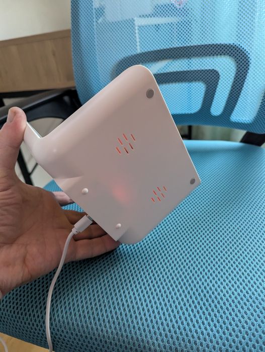 Ceas digital birou, cu încărcare wireless.