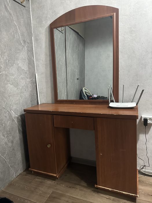 Трюмо с зеркалом б/у.  150.тысяч