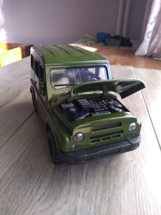 Военен джип  Uaz-469.  1:18.