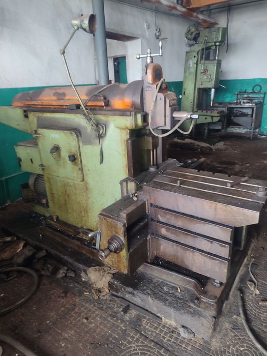 Токарный станок в рабочем состоянии