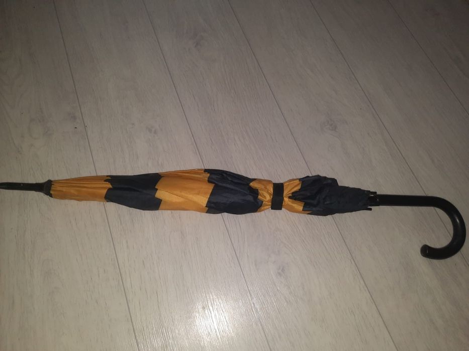 Отдам большой зонт даром .