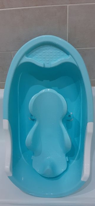 Продам ванночку для детей в отличном состояние 
с горкой.