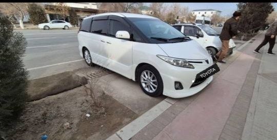 TOYOTA Estima 2012