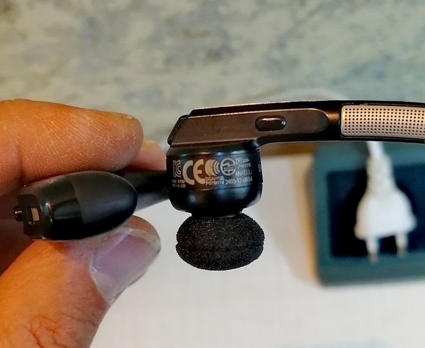 Блутут хендсфри слушалка Plantronics Voyager Legend със заряден кейс