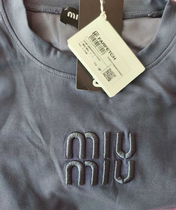 Страхотна изчистена памучна рокля на  Miu Miu с бродирано лого .