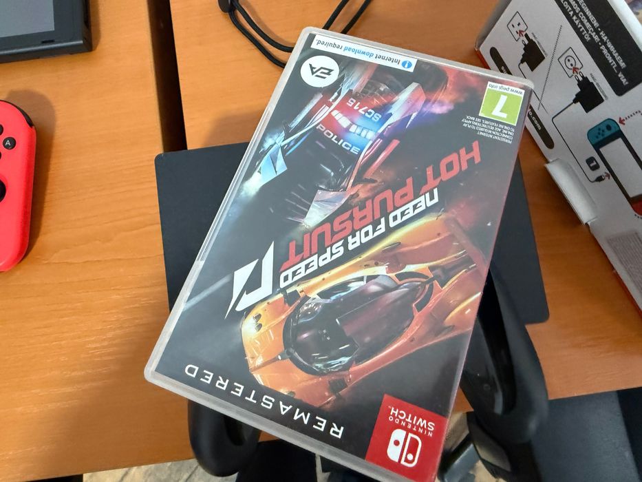Nintendo switch red and blue si doua jocuri Mario si need for speed
