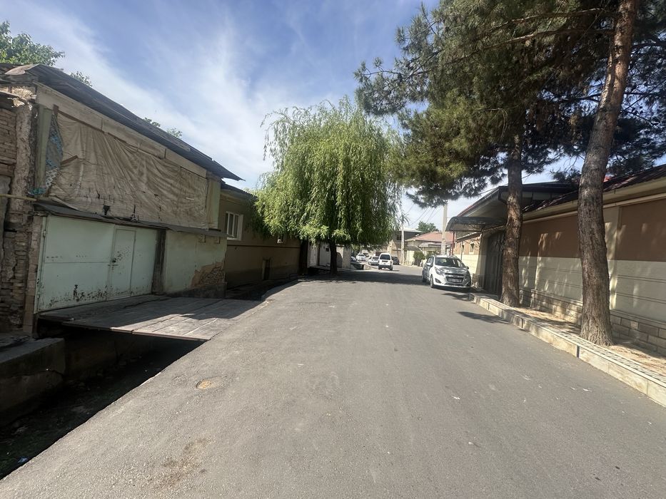 Кўкча махалласида 1.4 сотих уй   фасади 7 м,  узунлиги 20 м сотилади