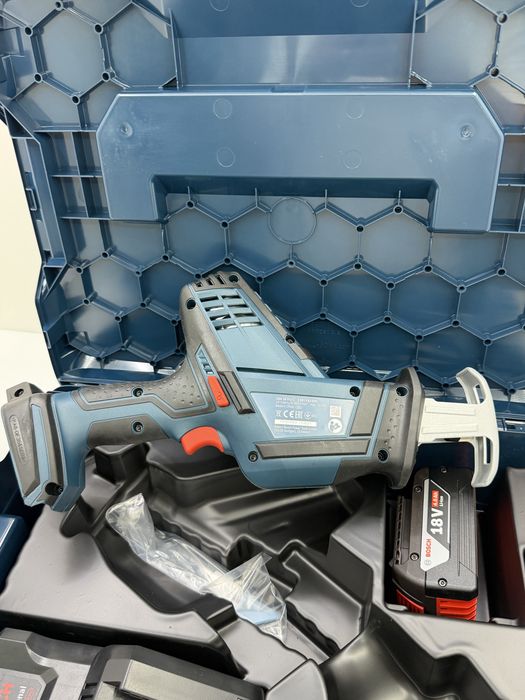 Bosch GSA 18V-LI C Fierăstrău Sabie 2 Acumulatori 4Ah Încărcător Valiză L-BOXX Nou