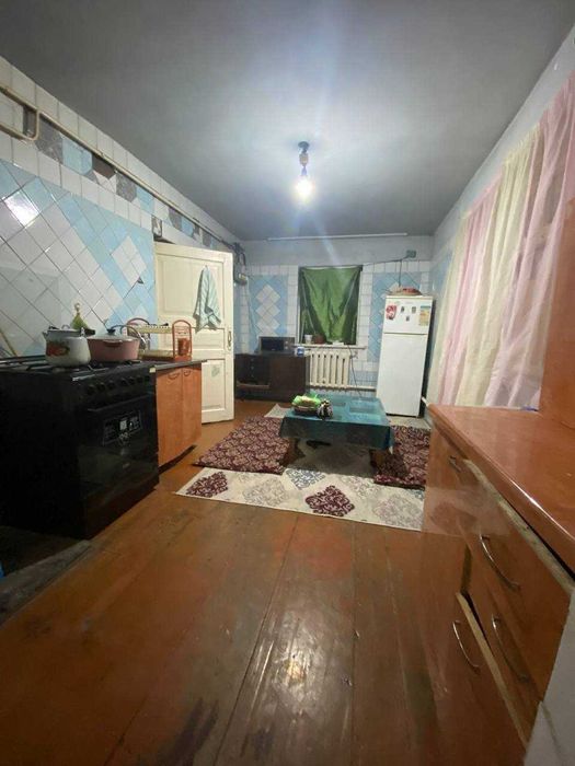 Продается дом в городе Нуравшон бывшая Той Тема 4 сотки 4 комнаты.