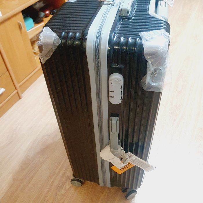 Продаю чемодан, новый