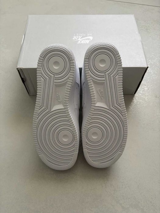 Продавам НОВИ Nike Air Force 1 07' Triple White (всеки размер от/до 36-47)