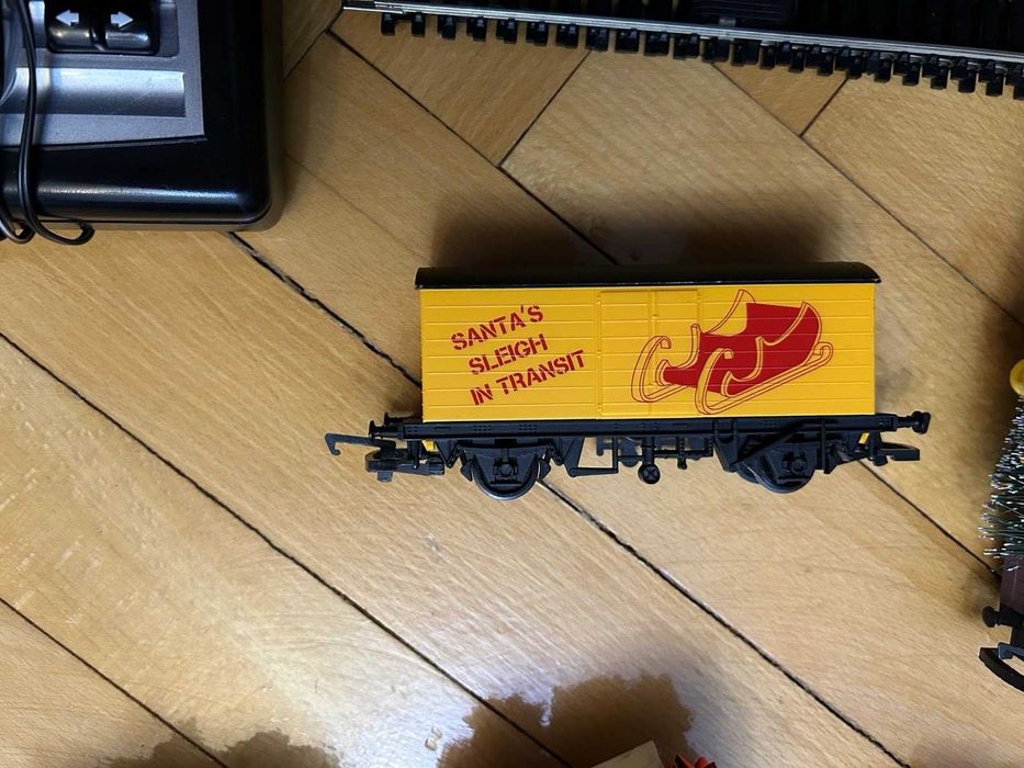 Коледен влак Hornby Santa’s Express R1248 + допълнителни вагони