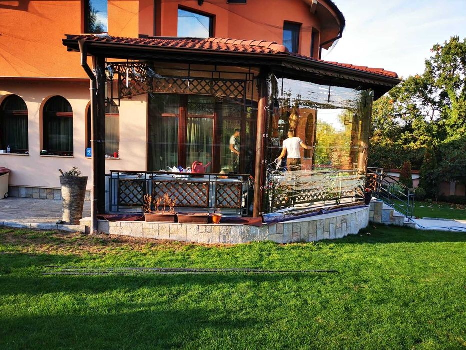 Ветроупорни завеси, навеси, покривала