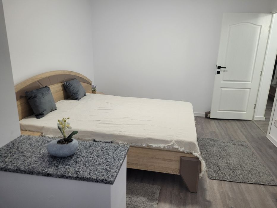 Camera de închiriat în apartament cu 3 camere