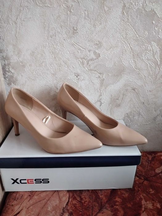 Продавам луксозни дамски обувки и жълто сабо.