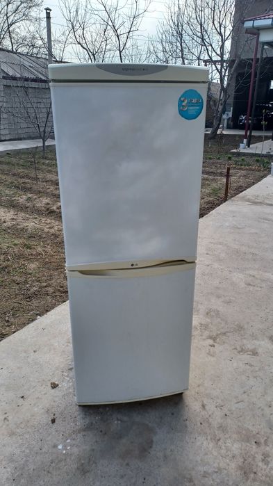LG  Халадильник 2Х камерный работает отлично