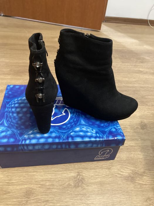 Велурени боти с платформа