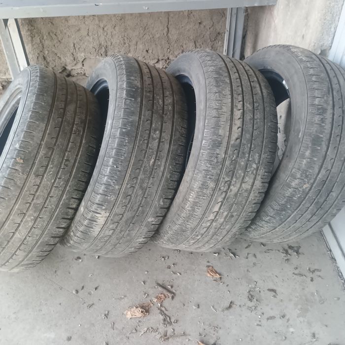 Vînd cauciucuri stare buna