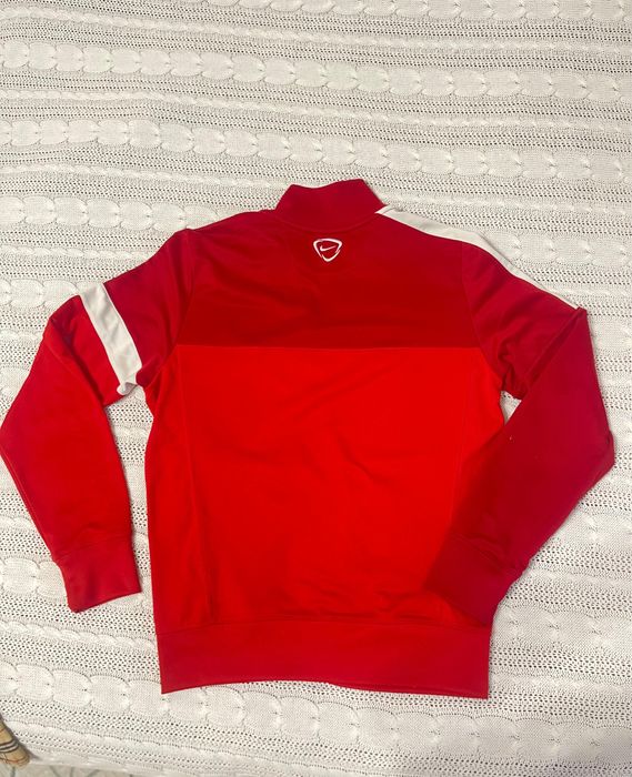 Зипка Найк, Nike