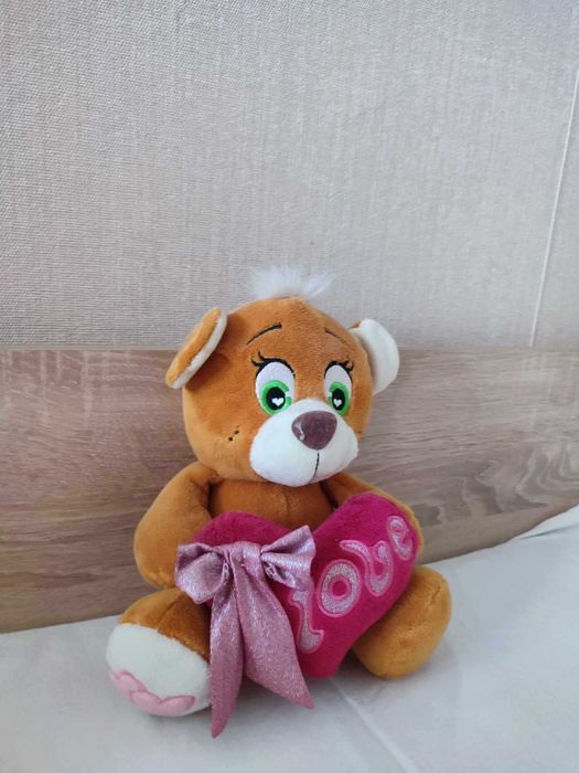 Плюшена играчка меченце със сърчице - 20см